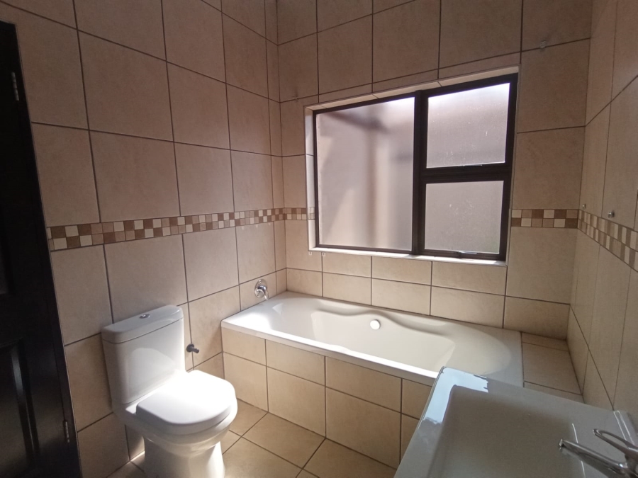 4 Bedroom Property for Sale in Three Rivers Proper Gauteng