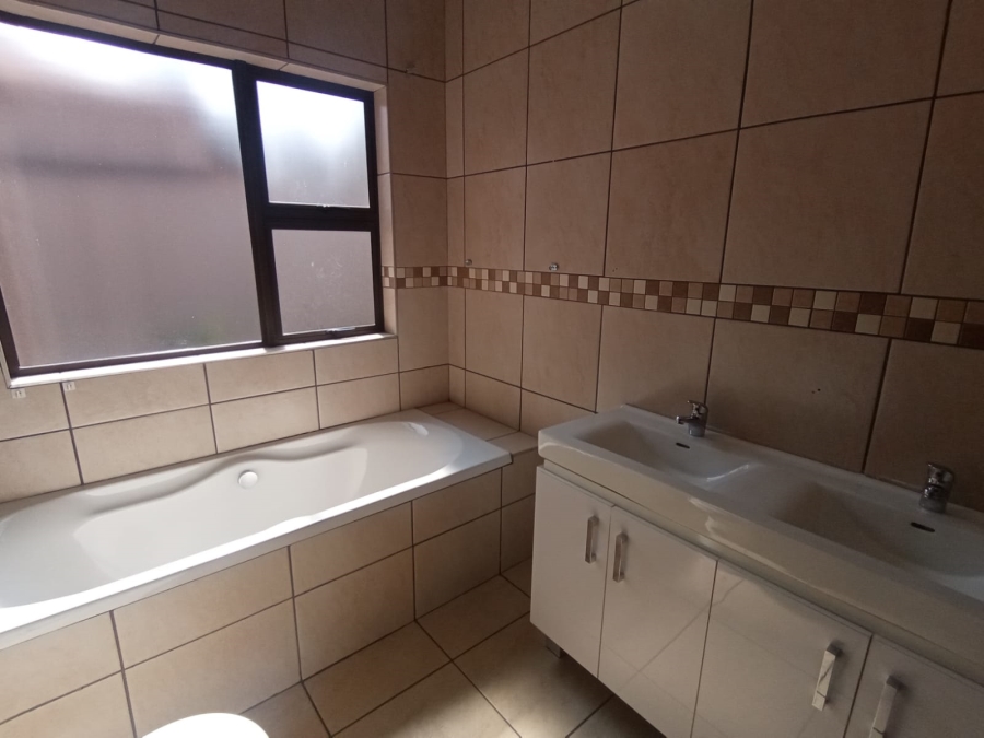 4 Bedroom Property for Sale in Three Rivers Proper Gauteng