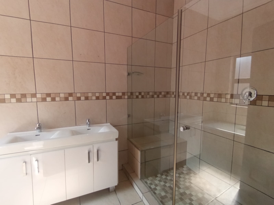 4 Bedroom Property for Sale in Three Rivers Proper Gauteng