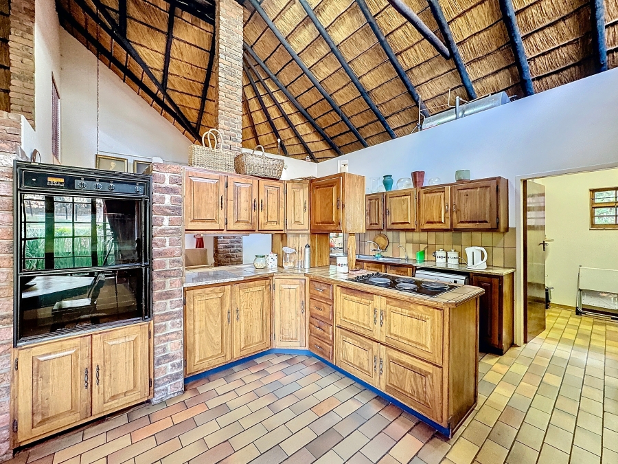 7 Bedroom Property for Sale in Zwavelpoort Gauteng