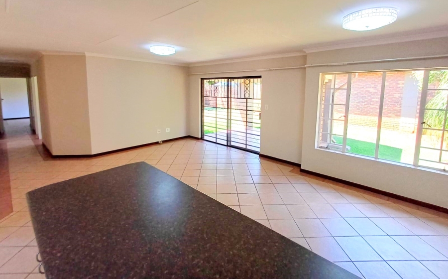 3 Bedroom Property for Sale in Die Hoewes Gauteng