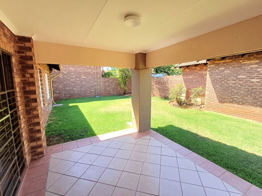 3 Bedroom Property for Sale in Die Hoewes Gauteng