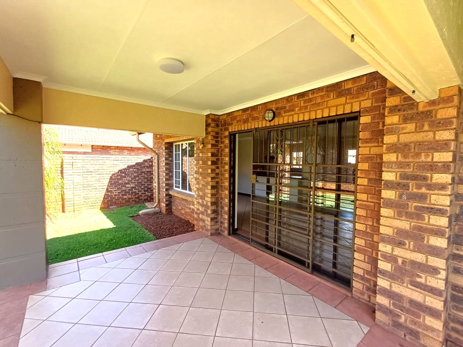 3 Bedroom Property for Sale in Die Hoewes Gauteng