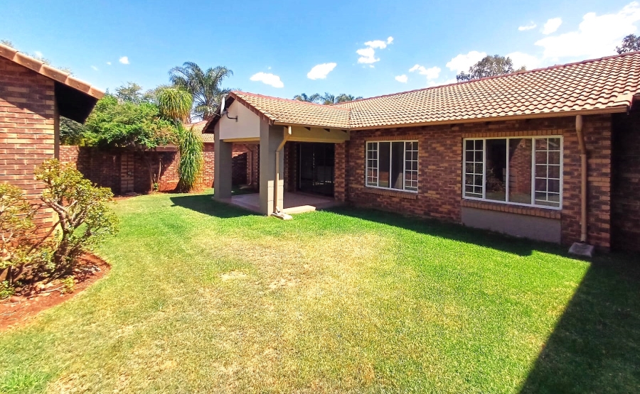 3 Bedroom Property for Sale in Die Hoewes Gauteng