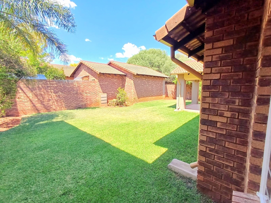 3 Bedroom Property for Sale in Die Hoewes Gauteng