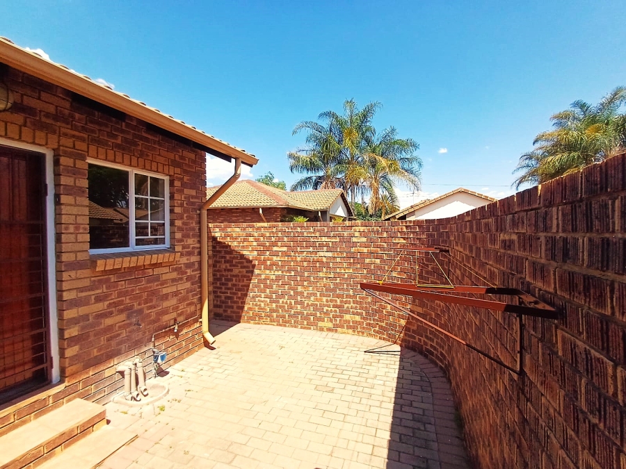 3 Bedroom Property for Sale in Die Hoewes Gauteng