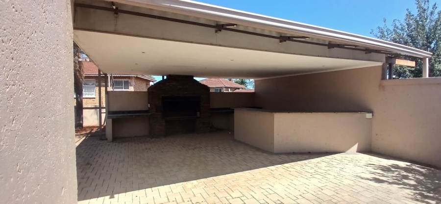 To Let commercial Property for Rent in Wilgeheuwel Gauteng