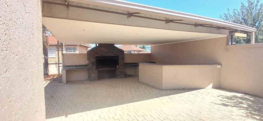 To Let commercial Property for Rent in Wilgeheuwel Gauteng