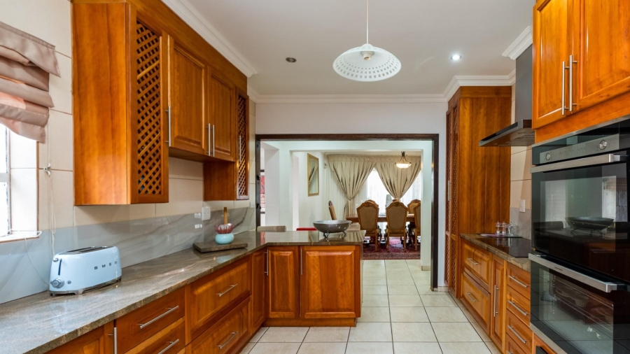 5 Bedroom Property for Sale in Kloofendal Gauteng