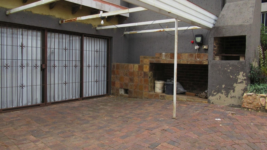 5 Bedroom Property for Sale in Kloofendal Gauteng