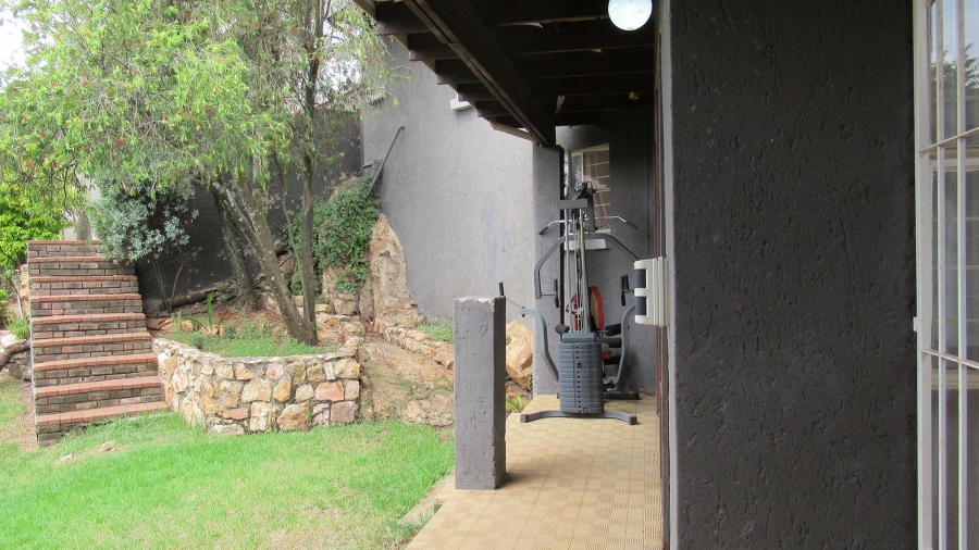 5 Bedroom Property for Sale in Kloofendal Gauteng