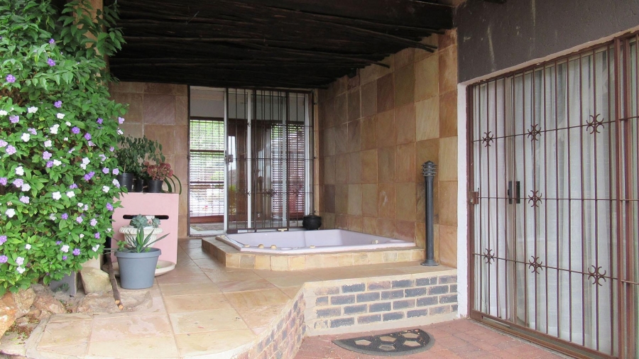 5 Bedroom Property for Sale in Kloofendal Gauteng