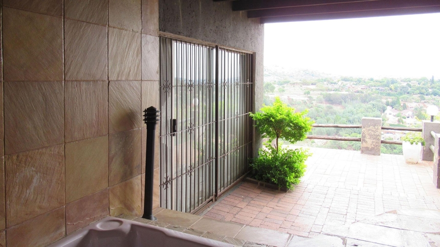 5 Bedroom Property for Sale in Kloofendal Gauteng