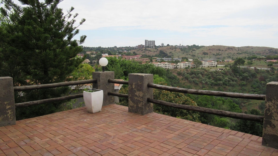 5 Bedroom Property for Sale in Kloofendal Gauteng