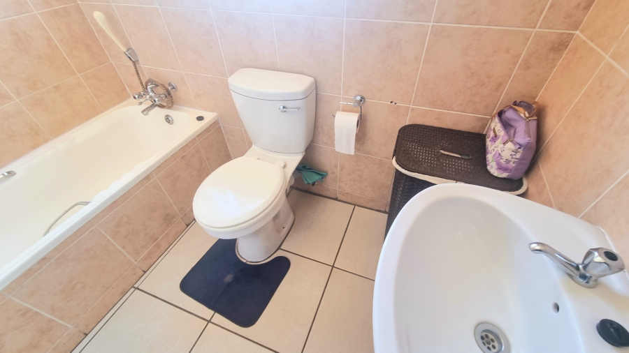 To Let 2 Bedroom Property for Rent in Noordwyk Gauteng