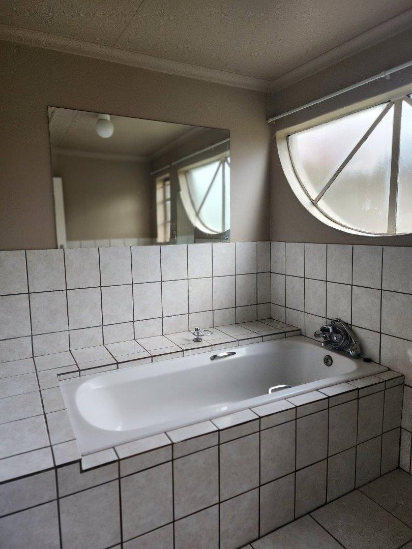 To Let 2 Bedroom Property for Rent in Roodekrans Gauteng