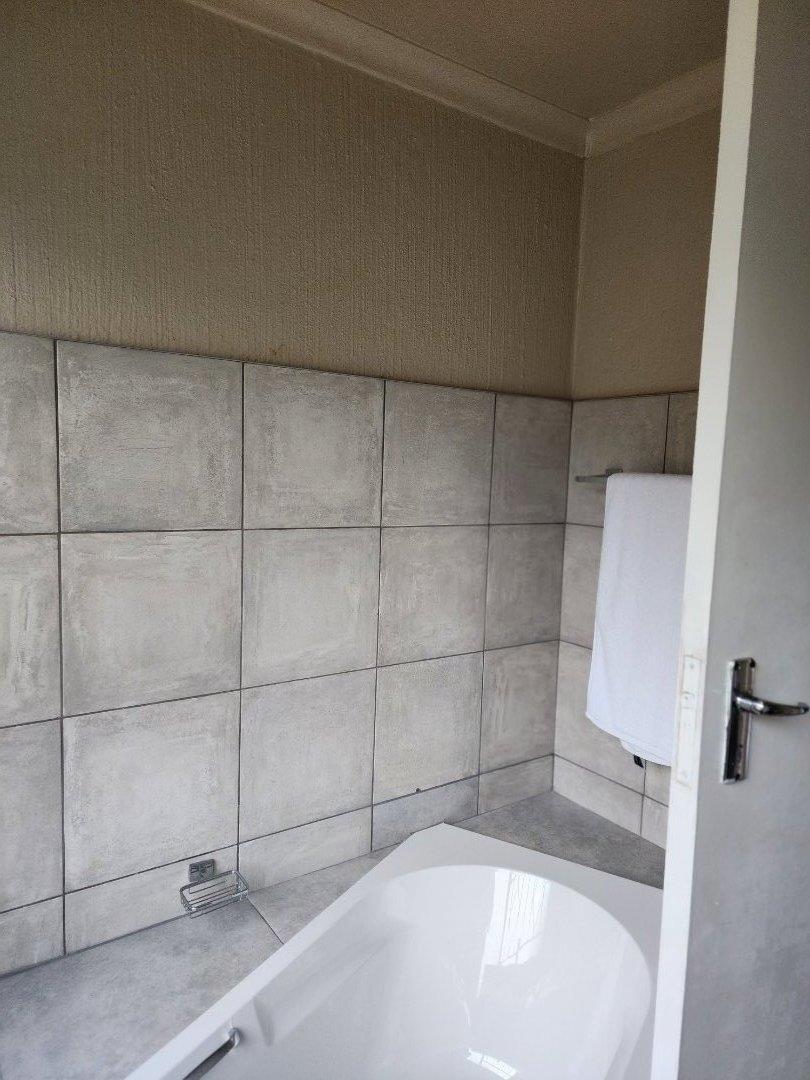 To Let 2 Bedroom Property for Rent in Roodekrans Gauteng