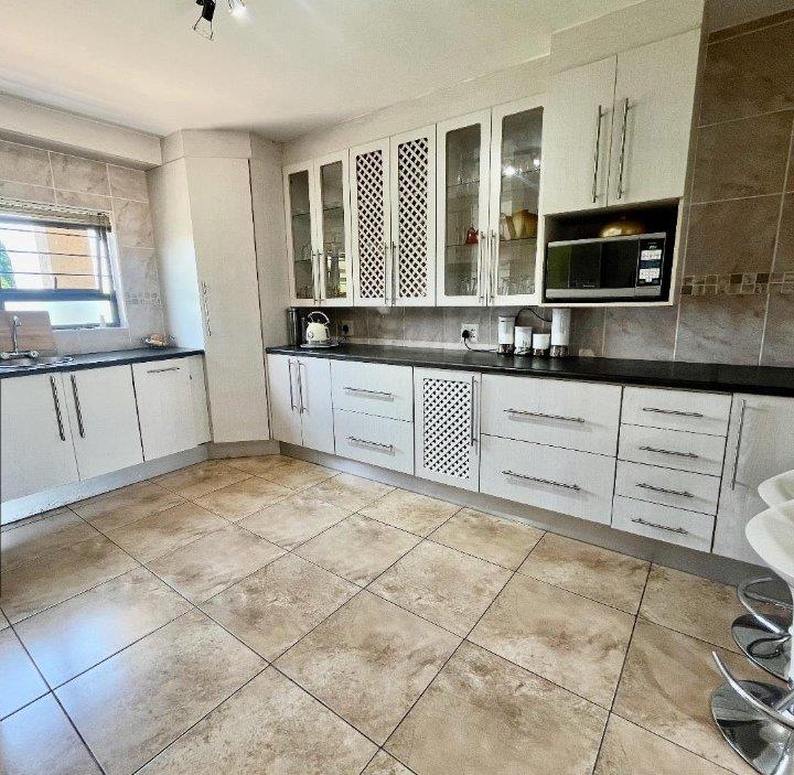 To Let 4 Bedroom Property for Rent in Glen Austin Gauteng