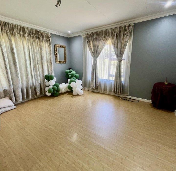 To Let 4 Bedroom Property for Rent in Glen Austin Gauteng