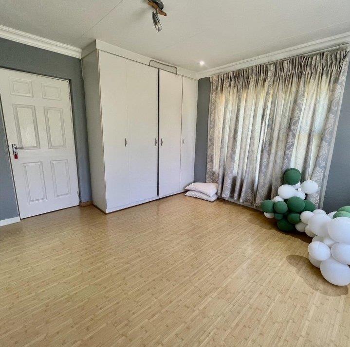 To Let 4 Bedroom Property for Rent in Glen Austin Gauteng