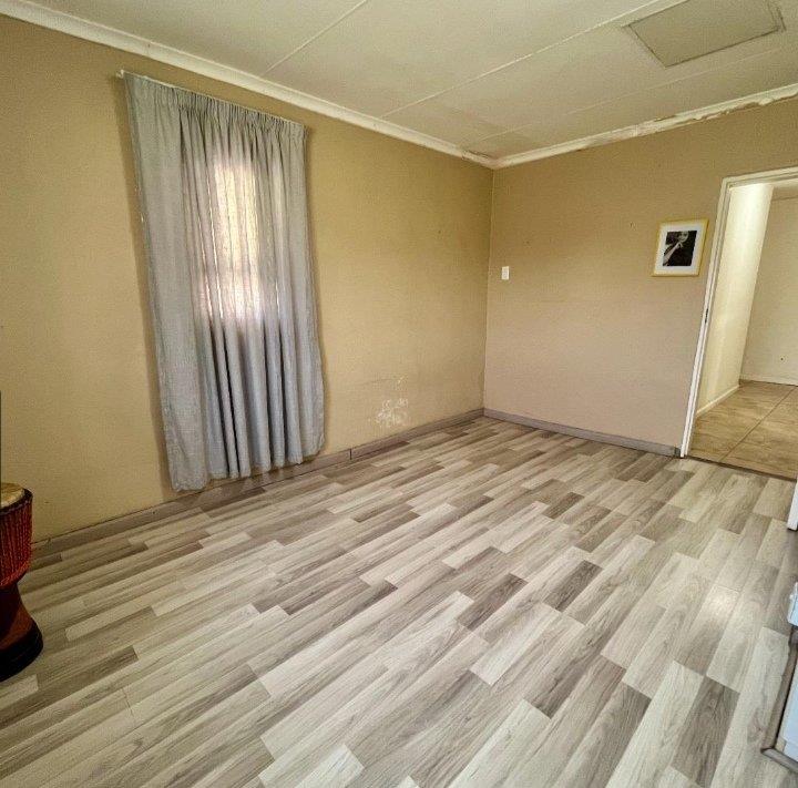 To Let 4 Bedroom Property for Rent in Glen Austin Gauteng