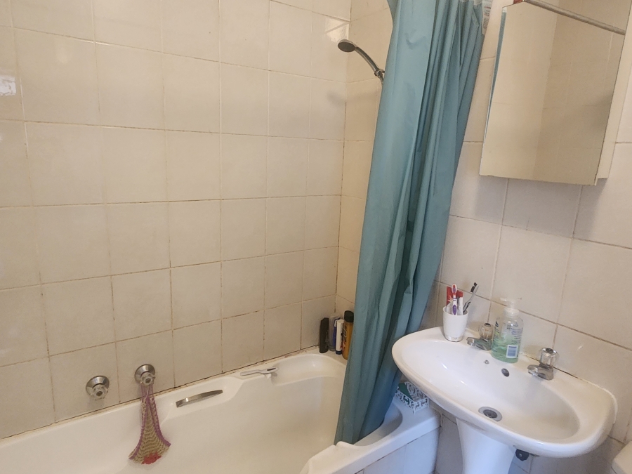 To Let 1 Bedroom Property for Rent in Parktown North Gauteng