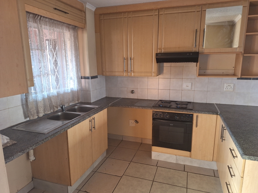 To Let 2 Bedroom Property for Rent in Castleview Gauteng