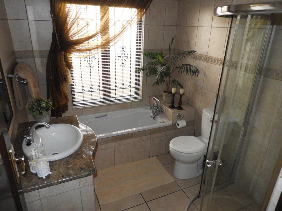 2 Bedroom Property for Sale in Three Rivers Proper Gauteng