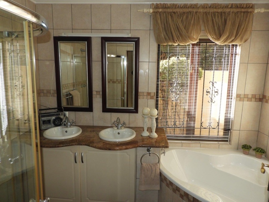 2 Bedroom Property for Sale in Three Rivers Proper Gauteng