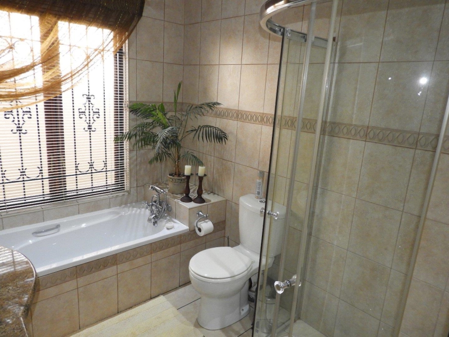 2 Bedroom Property for Sale in Three Rivers Proper Gauteng