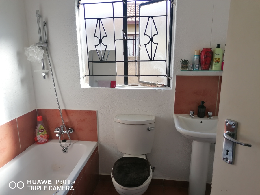 2 Bedroom Property for Sale in Nellmapius Gauteng