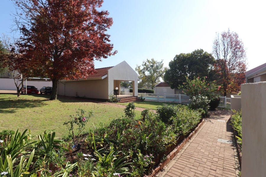 To Let 2 Bedroom Property for Rent in Bryanston Gauteng