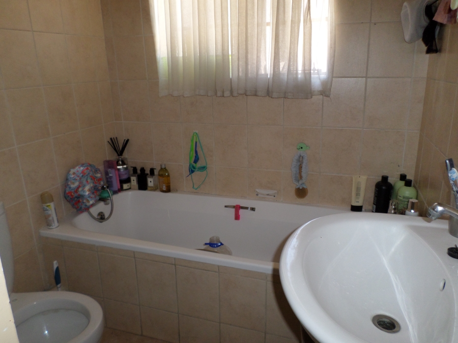 2 Bedroom Property for Sale in Greenstone Crest Gauteng