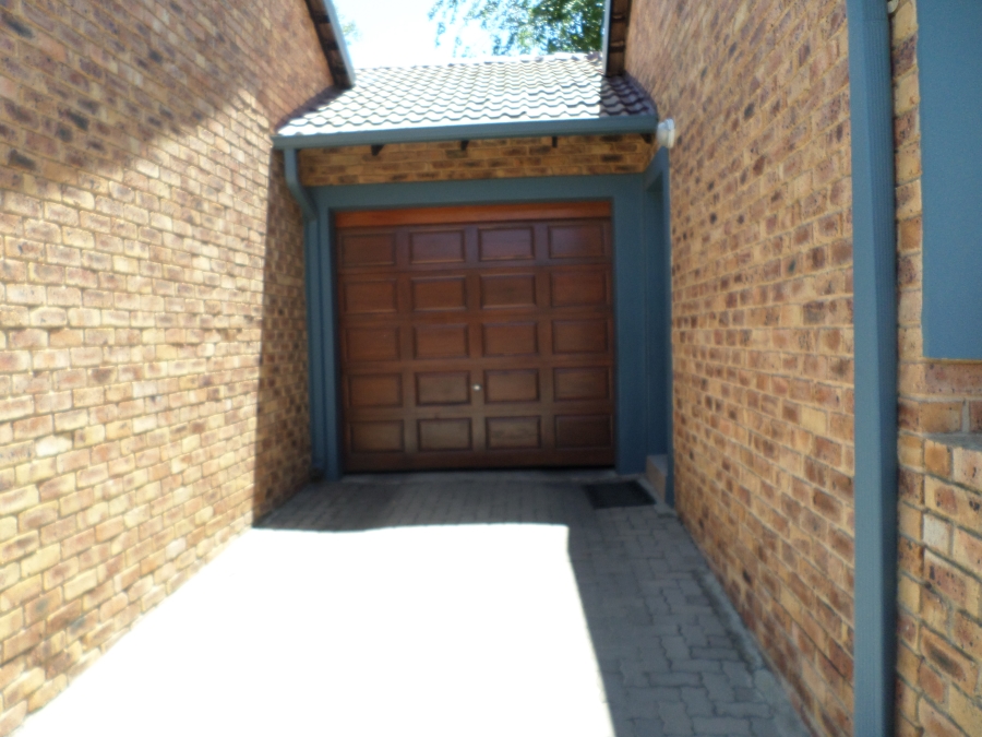 2 Bedroom Property for Sale in Greenstone Crest Gauteng