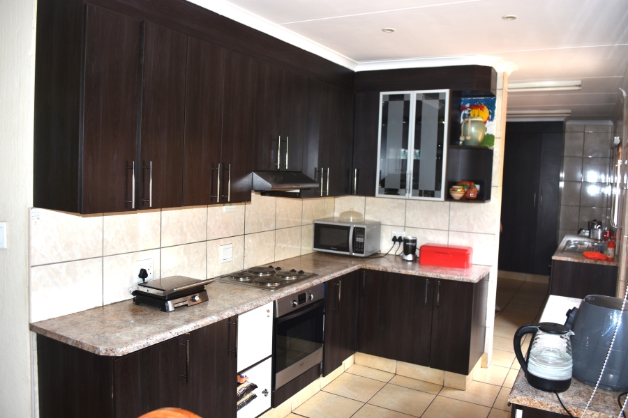 6 Bedroom Property for Sale in The Orchards Gauteng