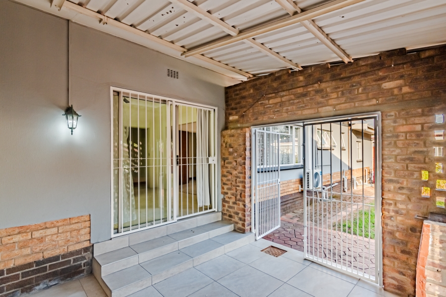 2 Bedroom Property for Sale in Waverley Gauteng