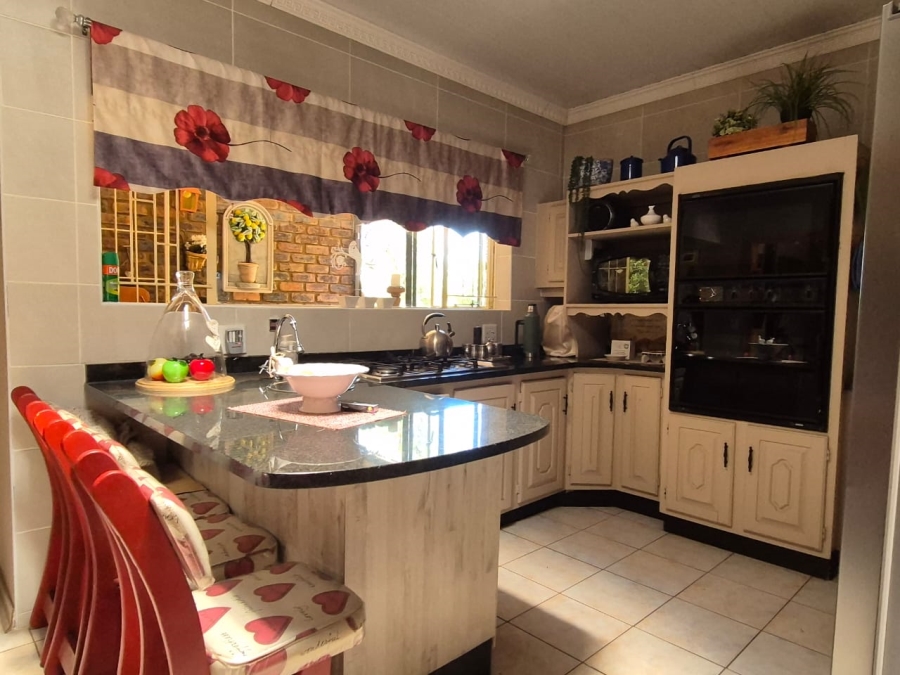 5 Bedroom Property for Sale in Falcon Ridge Gauteng