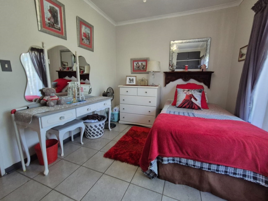 5 Bedroom Property for Sale in Falcon Ridge Gauteng