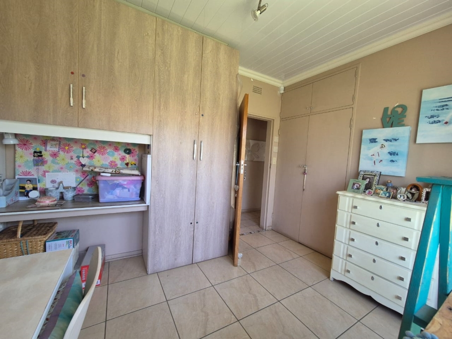 5 Bedroom Property for Sale in Falcon Ridge Gauteng