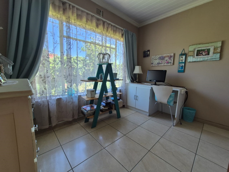 5 Bedroom Property for Sale in Falcon Ridge Gauteng