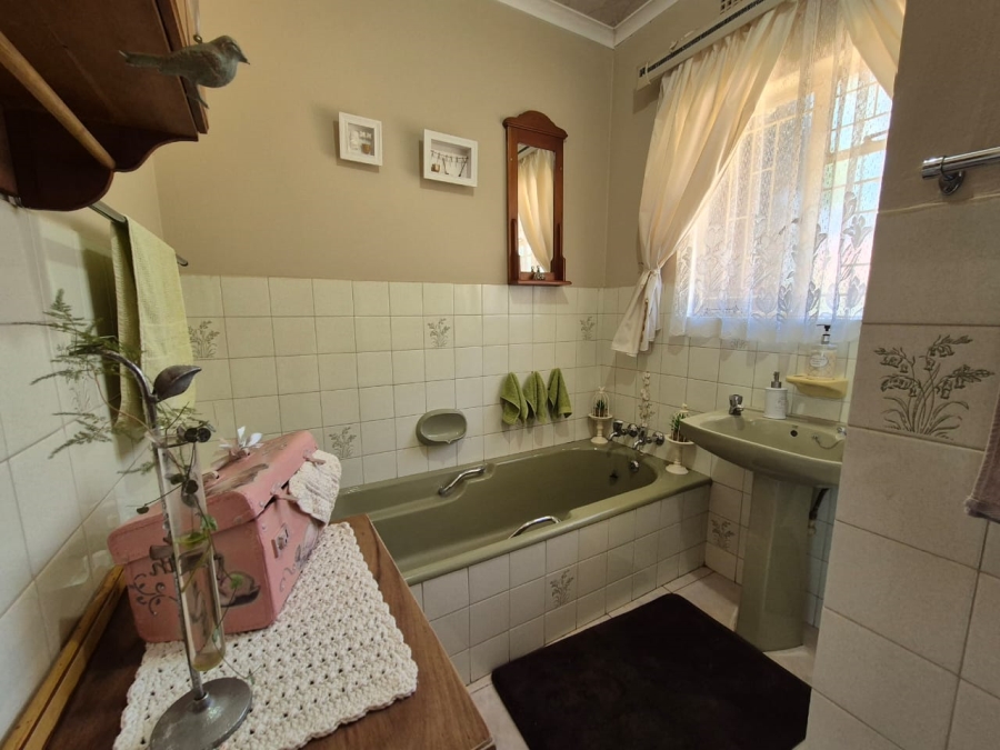 5 Bedroom Property for Sale in Falcon Ridge Gauteng