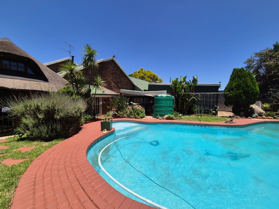 5 Bedroom Property for Sale in Falcon Ridge Gauteng