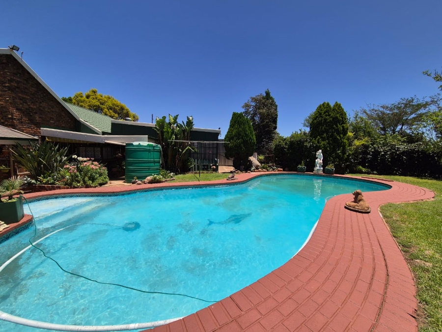 5 Bedroom Property for Sale in Falcon Ridge Gauteng