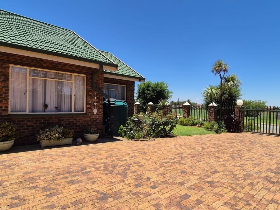 5 Bedroom Property for Sale in Falcon Ridge Gauteng