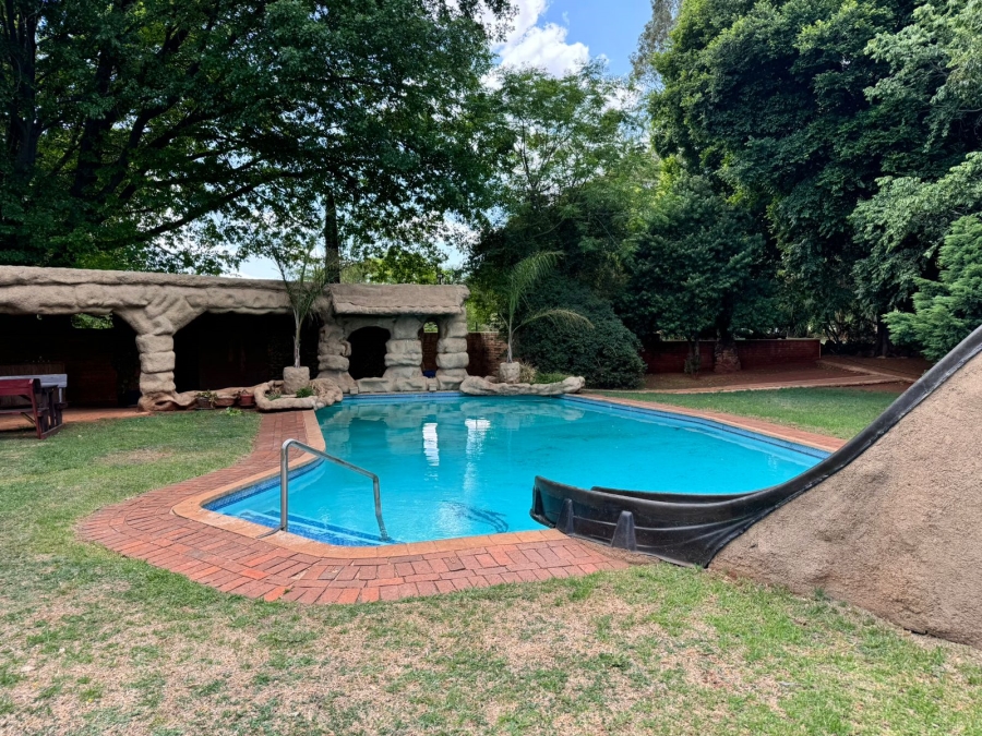 6 Bedroom Property for Sale in Chancliff A H Gauteng