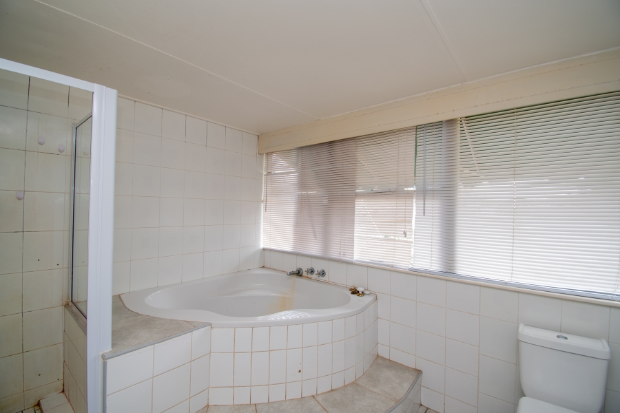 To Let 4 Bedroom Property for Rent in Little Falls Gauteng