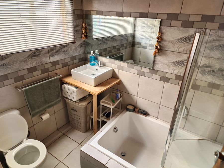 4 Bedroom Property for Sale in Eldoraigne Gauteng