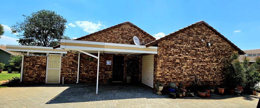 2 Bedroom Property for Sale in Die Hoewes Gauteng