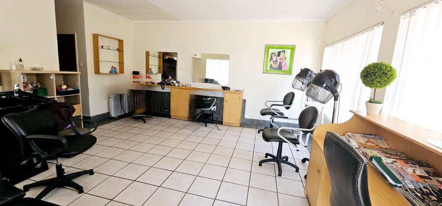 2 Bedroom Property for Sale in Die Hoewes Gauteng