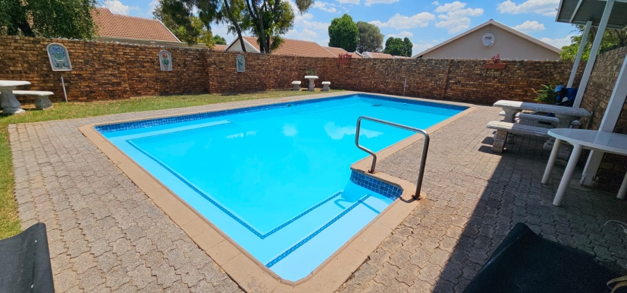 2 Bedroom Property for Sale in Die Hoewes Gauteng